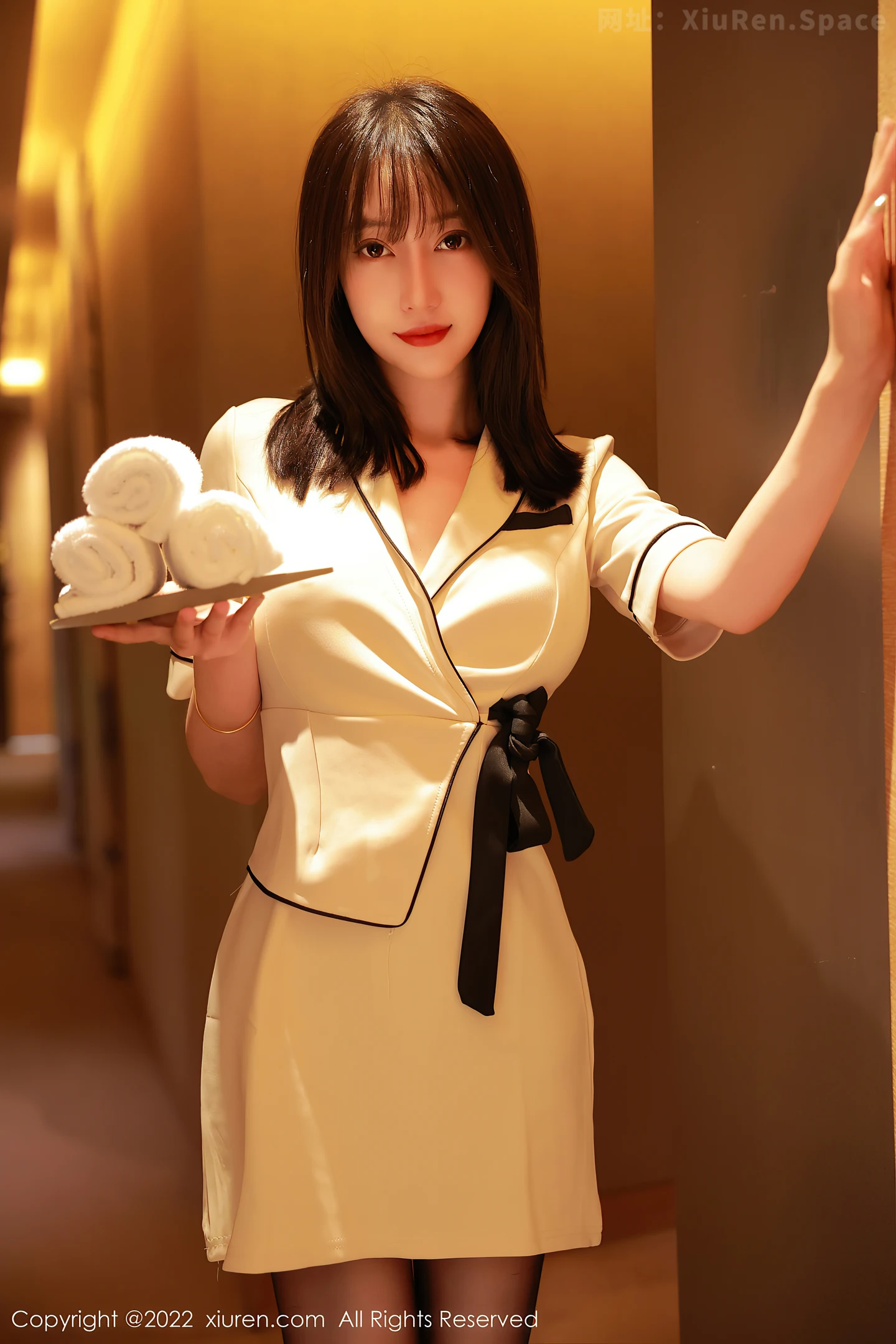 图片[2]-[XiuRen秀人网] VOL.5534 模特玥儿玥er香格里拉旅拍角色扮演黄色制服配开档黑丝诱惑写真60P-秀人网官方网站